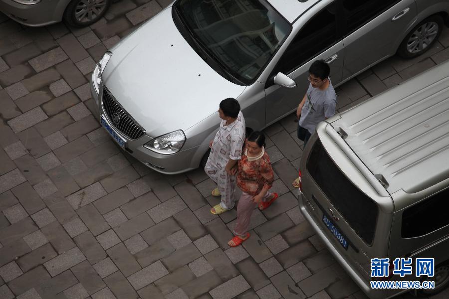 四川雅安發(fā)生7.0級地震 成都居民樓下避震 四川雅安發(fā)生7.0級地震 成都居民樓下避震