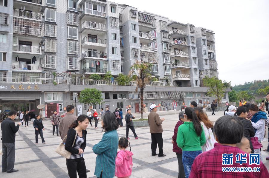 四川雅安發(fā)生7.0級地震 成都居民樓下避震 四川雅安發(fā)生7.0級地震 成都居民樓下避震