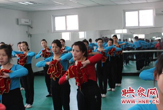 舞蹈室里，張巧英正在糾正學(xué)生的舞蹈動(dòng)作