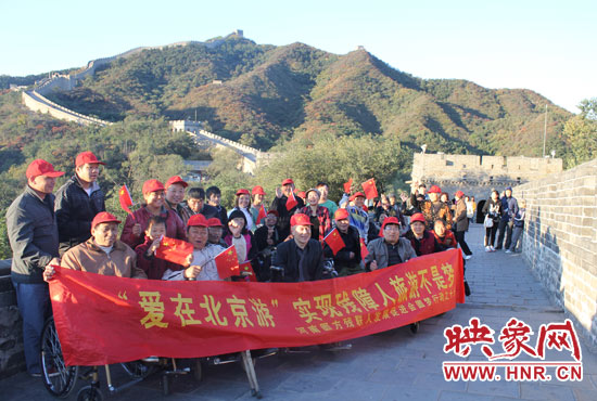 旅游對(duì)于殘疾人朋友來(lái)說(shuō)比正常人要困難許多，2011年，劉小琴帶領(lǐng)殘障朋友登上了長(zhǎng)城。