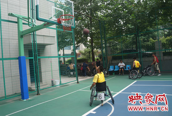 認真訓練中的秦旭磊 認真訓練中的秦旭磊