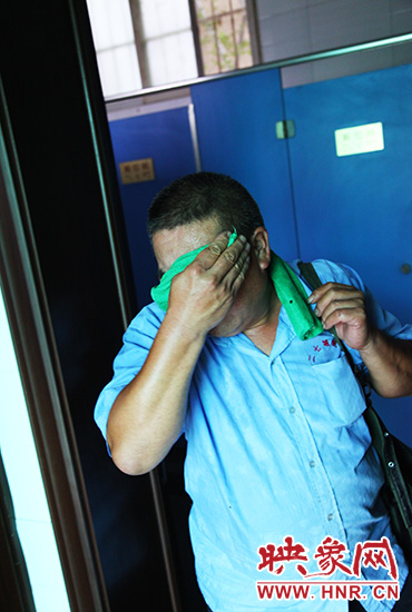 修好設(shè)施，從廁所內(nèi)出來時江學(xué)銅已滿頭大汗