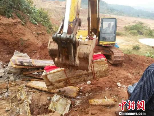 圖為“官墓”被移走?！莱?攝