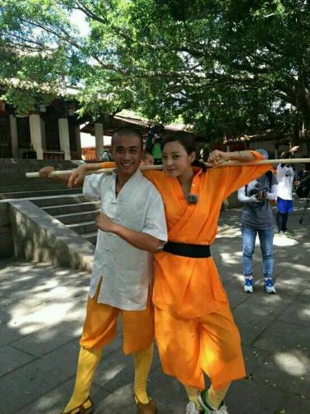 這些參加節(jié)目的女星當(dāng)中既有歌手，又有演員，都是時尚年輕且受歡迎的女星。