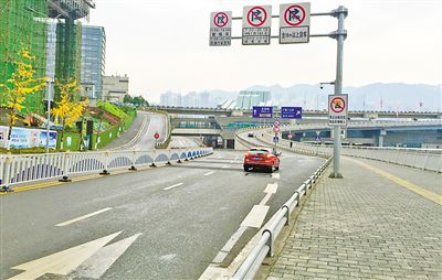 12月18日，本報記者駕車經(jīng)過江北嘴千廝門大橋匝道附近道路和財信廣場旁支路體驗時，收音機里能聽到神秘的路況提示音。本報記者