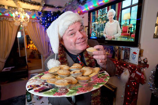病態(tài)！英男子連續(xù)22年每日過(guò)圣誕耗資2千萬(wàn)元