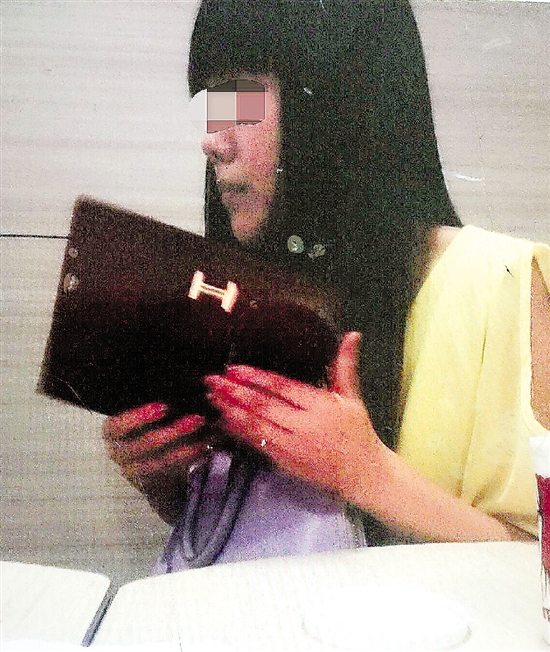 小王的女朋友小劉。