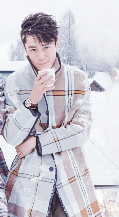胡歌和霍建華為雜志拍攝了一組封面照，二人穿著同款風(fēng)衣，在白雪中端著咖啡，恩愛“虐狗”