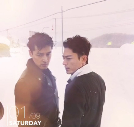 胡歌和霍建華為雜志拍攝了一組封面照，二人穿著同款風(fēng)衣，在白雪中端著咖啡，恩愛“虐狗”