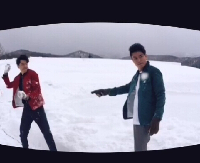 胡歌和霍建華為雜志拍攝了一組封面照，二人穿著同款風(fēng)衣，在白雪中端著咖啡，恩愛“虐狗”