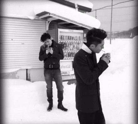 胡歌和霍建華為雜志拍攝了一組封面照，二人穿著同款風(fēng)衣，在白雪中端著咖啡，恩愛“虐狗”