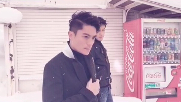 胡歌和霍建華為雜志拍攝了一組封面照，二人穿著同款風(fēng)衣，在白雪中端著咖啡，恩愛“虐狗”