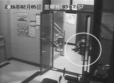 小區(qū)監(jiān)控視頻截圖，兩人一坐一跪竟聊了十多分鐘。