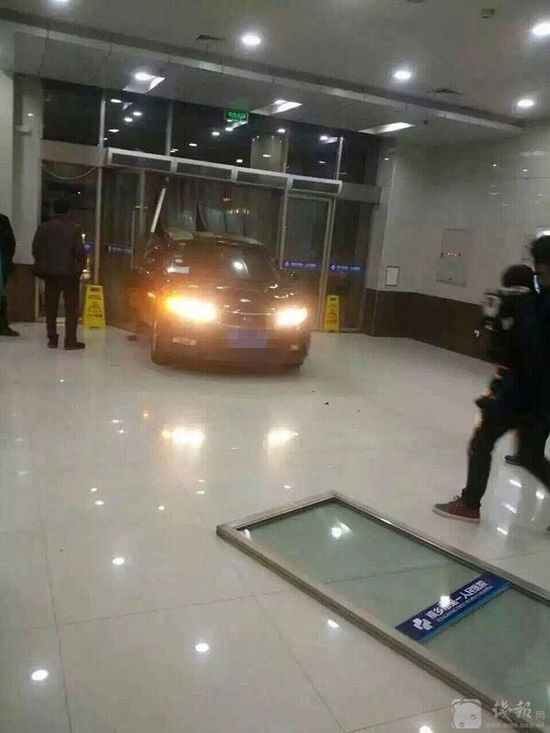 醫(yī)院大門被撞掉 醫(yī)院大門被撞掉