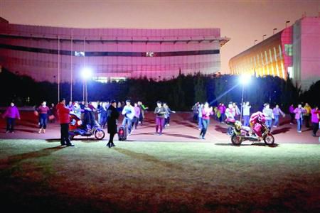 昨晚，松江體育場(chǎng)秩序井然，兩隊(duì)廣場(chǎng)舞被有序地分散在了不同區(qū)域。