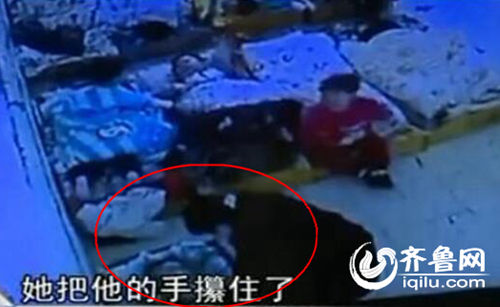 孩子午睡時候睜眼，老師攥住孩子的手，打臉。