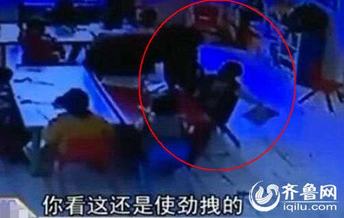 孩子上課時被老師拖拽。（紅圈中拿書者系孩子）