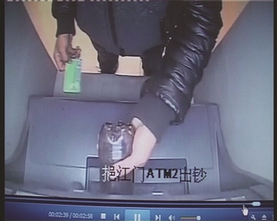 男子將可樂倒進取款機。