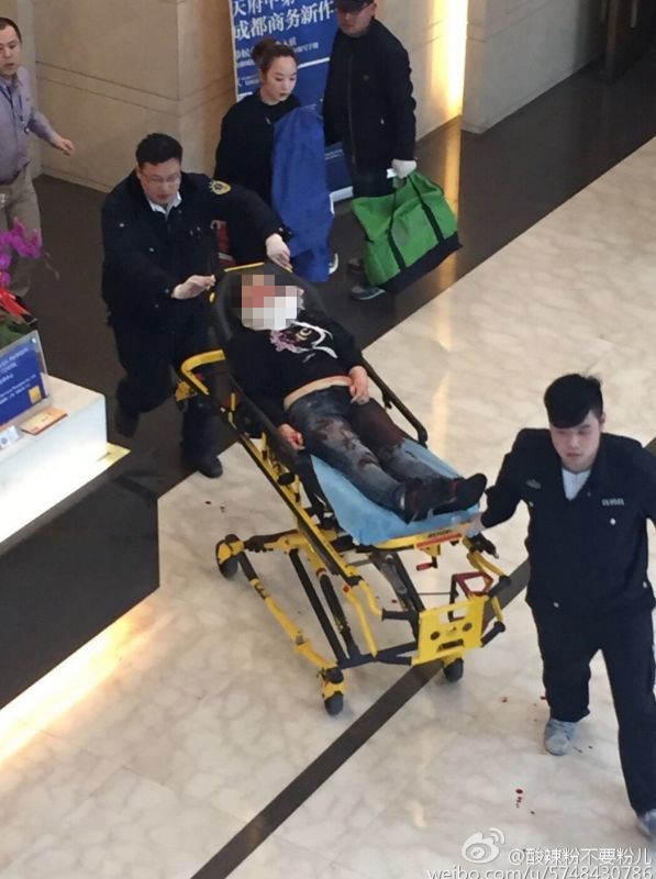 圖說(shuō)：一名被砍女子被送往醫(yī)院。網(wǎng)友圖