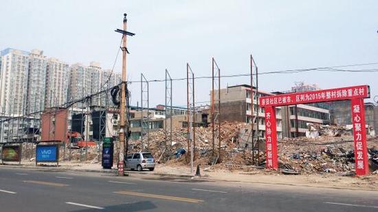 015年5月31日，在社區(qū)干部的帶頭拆遷下，親賢社區(qū)的“城中村改造”拉開帷幕。由于前期“清產(chǎn)核資”及補償標準等因素，拆遷改造工作推進并不順利。圖為位于體育西路東側(cè)集體所有的商鋪率先被拆遷完畢，用于遮擋的圍擋正在施工中。（拍攝：2015年9月16日）