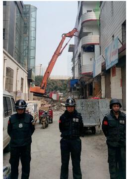 根據(jù)《太原市和小 店區(qū)平陽路街道親賢城中村改造拆遷安置補償方案》，結(jié)合親賢實際，親賢社區(qū)補償安置采取“商業(yè)用房安置+小戶型公寓住宅安置+貨幣補償”的方式，其中每分 （0.1 畝）置換商業(yè)用房50平方米+小戶型公寓住宅80平方米+貨幣補償20萬元人民幣。（拍攝：2015年9月17日）