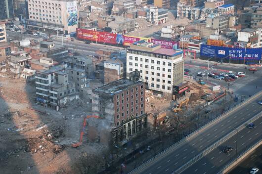在“拆遷獎勵”等一系列政策的激勵下，親賢社區(qū)的改造步伐明顯加快。2015年12月初，親賢社區(qū)簽訂拆遷協(xié)議 374份，簽約率達90%，西北片區(qū)實現(xiàn)了拆遷大突破。(拍攝：2015年12月20日)