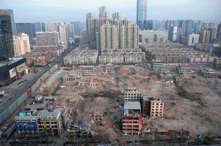 2016年元旦假期后的第一個工作日，記者從長風(fēng)大街某高樓俯瞰正在拆遷中的親賢西北片區(qū)。經(jīng)過半年多推進，這一片區(qū)只留下十余處建筑等待拆除。(拍攝：2016年1月4日)