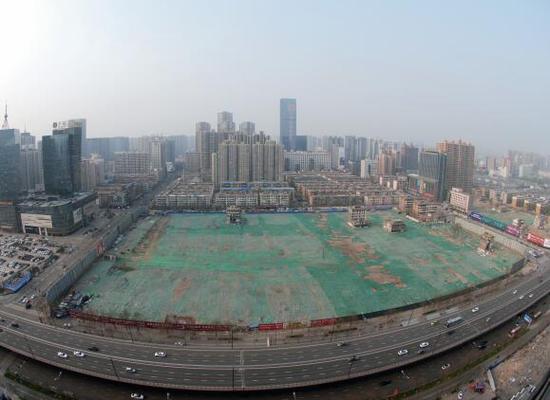 2016年4月，經(jīng)過持續(xù)攻堅，親賢社區(qū)西北片區(qū)的拆遷工作基本告一段落，但在鋪設(shè)了防塵綠網(wǎng)的空地中，至今仍有3戶居民選擇了“堅守”。(拍攝：2016年4月4日)