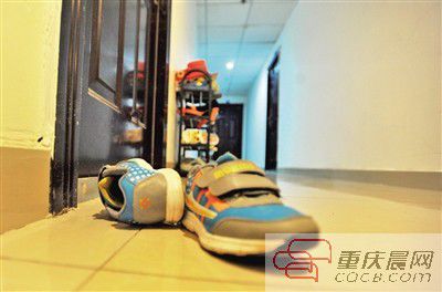 出事小孩的鞋子凌亂地擺放在自家門前。