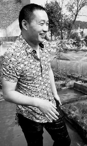 救出小孩上后，楊文利一身糞水。