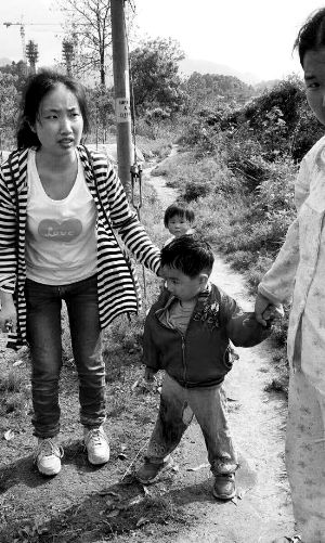 獲救小孩及其母親段曉霞。