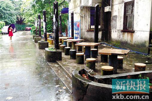 圖為發(fā)現(xiàn)棄嬰的石凳。 新快報(bào)記者 畢志毅/攝