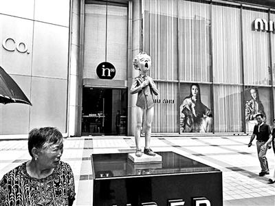 王府井in88購物中心西側(cè)，“小男孩”下半身衣不遮體