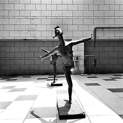 常營長楹龍湖天街樓下，“年輕女孩”胸部暴露