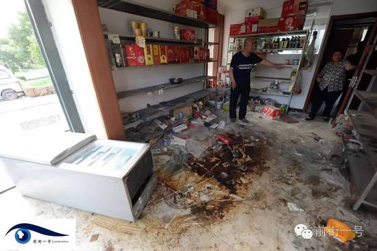 家里小賣部現(xiàn)在已經(jīng)一片混亂。