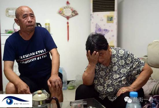 李亞榮的公婆談及李亞榮時淚流不止。