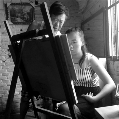 　女兒畫(huà)畫(huà)，父親在一旁指導(dǎo)