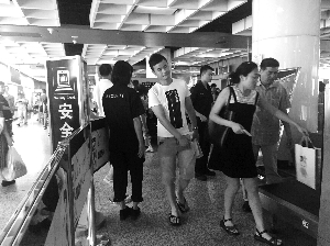 南京地鐵新街口站，大多數(shù)市民自覺配合安檢