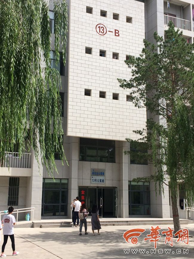 8月30日，榆林學(xué)院有學(xué)生發(fā)微博對女生宿舍樓住進(jìn)男生提出質(zhì)疑。9月3日，學(xué)校宣傳部門回應(yīng)，女生宿舍樓里確實住著3名男研究生，但該樓的格局是套間，跟單元房一樣是獨立的，大學(xué)應(yīng)有包容的精神。