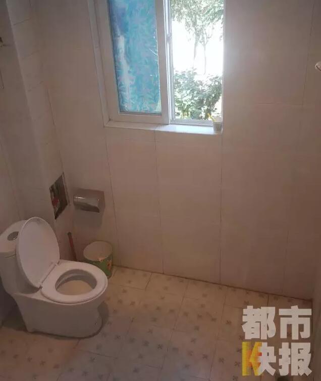 西安市戶縣草堂鎮(zhèn)的李家?guī)r村，有多戶人家經(jīng)營著農(nóng)家樂，但昨晚發(fā)生的這件事情打破了這里的寧靜。村民：“縣上的、鎮(zhèn)上的警察，還有村干部好多人在那兒，說是女的在衛(wèi)生間生產(chǎn)，把娃從窗子扔下來。”農(nóng)家樂員工：“(聽說)直接從二樓扔下來了，呀，太殘忍了?！弊蛲淼氖拢芏嗳私裨绮怕犝f，震驚之余更感到惋惜。記者今天在高冠西五巷口找到了大家所說的農(nóng)家樂，一夜過去了，作為和那名女顧客有過交集的老板娘，心情仍然很沉重。