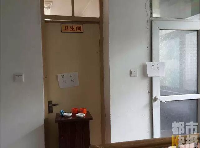 當(dāng)馮女士走出大門，繞到院子的側(cè)面時(shí)，衛(wèi)生間窗戶下方草叢中的一幕，讓她驚出了一身冷汗。農(nóng)家樂老板娘馮女士：“就是孩子，旁邊帶著胎盤?！弊蛲硎稽c(diǎn)半事發(fā)后，馮女士報(bào)了警，很不幸，男嬰已經(jīng)死亡。涉及的兩個(gè)房間，暫時(shí)被封鎖，里面已經(jīng)清理干凈。隨后記者也從轄區(qū)草堂派出所了解到，這兩男一女三人是朋友關(guān)系，女子的年齡大概是二十二三歲。該女子事發(fā)后被送往醫(yī)院，同行的兩名男子當(dāng)時(shí)被警方帶去派出所接受了筆錄調(diào)查后，已經(jīng)離開了派出所。