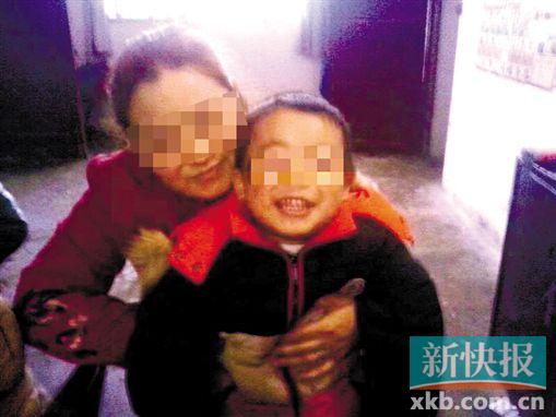 程女士生前和小孩開心玩耍。家屬供圖