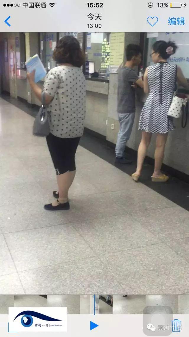 該女子在大廳內(nèi)徘徊發(fā)現(xiàn)女患者便主動(dòng)上前搭訕。