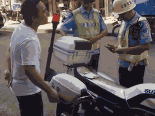 廣西梧州一男子騎車違法加裝遮陽傘，辱罵腳踹執(zhí)法交警被拘