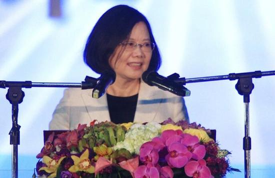 蔡英文向教師溫情喊話教師嗆：太晚了?。▓D片來源：臺(tái)灣《聯(lián)合報(bào)》）