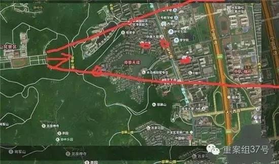 射擊場(chǎng)子彈射出方向（紅箭頭）有多個(gè)居民小區(qū) 。 圖片來源：交匯點(diǎn)新聞