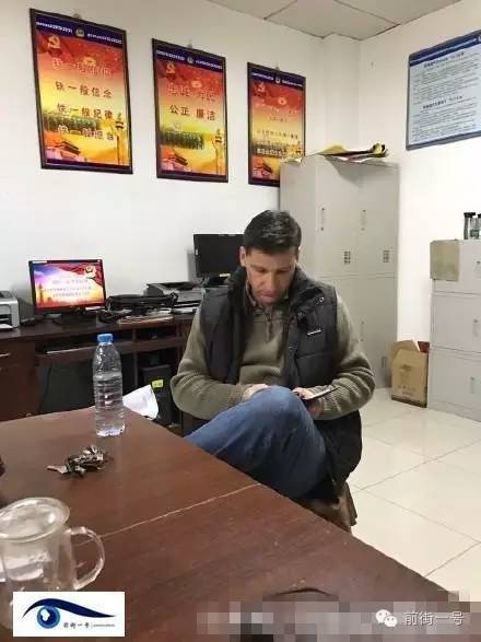 該外籍男子在派出所接受詢問(wèn)。（網(wǎng)友供圖）