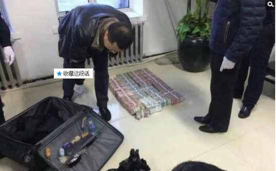 京華時報訊昨天凌晨1點左右，黑龍江省密山市一銀行金庫發(fā)生搶劫案。一名身穿迷彩服男子準備劫取現(xiàn)金時被發(fā)現(xiàn)，致一名金庫值守人員死亡，隨后棄款而逃。目前，該男子尚未歸案，案件正在全力偵辦中。