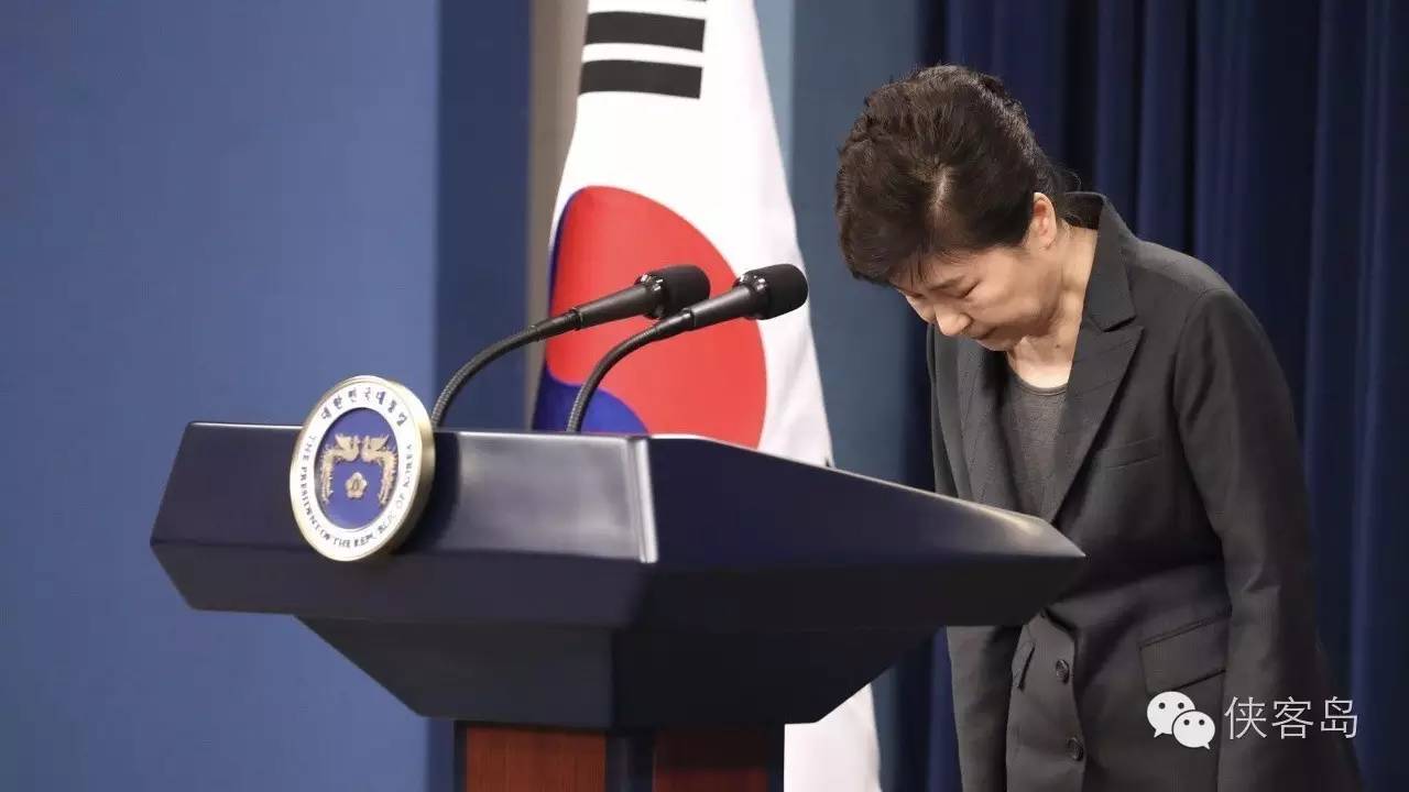 “任憑風(fēng)吹浪打，我自巋然不動(dòng)”，樸槿惠對(duì)于這句詩(shī)應(yīng)該是心有戚戚焉。