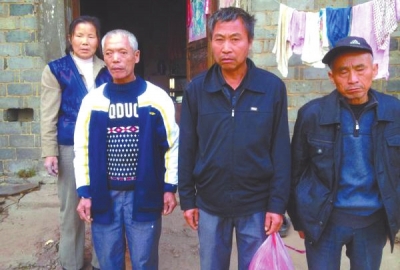 已被判死緩、在獄中服刑的4個(gè)村民的家人一直在為兒子喊冤。圖片來(lái)自網(wǎng)絡(luò)